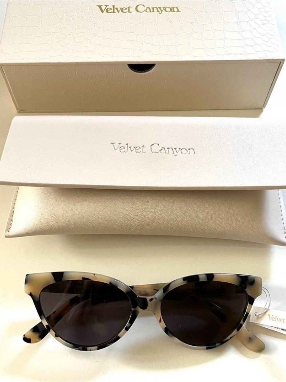 REVOLVE Velvet Canyon Beat Generation Sunglasses Blonde Tort Cat Eye